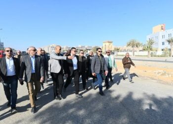 وزير الإسكان يتفقد أعمال تطوير وتوسعة الطريق الحدائقى بمنطقة الأندلس بالقاهرة الجديدة