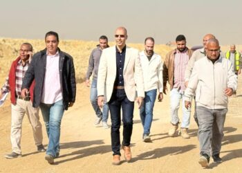 وزير الإسكان يُتابع تنفيذ مشروعات الطرق والمرافق بمساحة 16 ألف فدان بامتداد القاهرة الجديدة