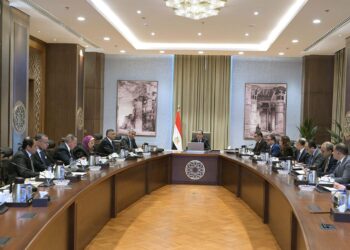 رئيس الوزراء يستعرض الفرص السياحية بالمنطقة المحيطة بهضبة الأهرام