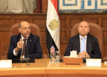 وزير العمل ومحافظ القاهرة يسلمان 80 عقد عمل منهم 70 عقدا لذوي همم ..و14 شهادة إتمام دورة تدريبية