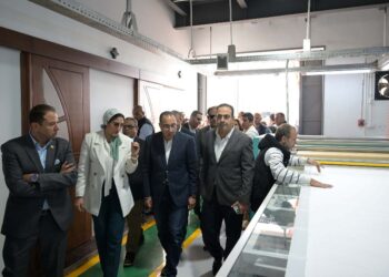 رئيس الوزراء يزور مصنعا للعطور والبخور بجنوب بورسعيد