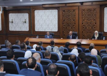 وزير الصناعة والنقل يبحث مع محافظ ومستثمري بورسعيد تحديات المناطق الصناعية