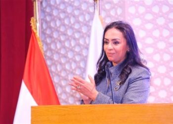 وزيرة التضامن تحيل واقعة تعريض أم لطفلها لإهمال والخطر للنيابة العامة