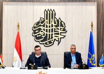 وزير الإسكان ومحافظ أسوان يلتقيان القيادات البرلمانية والتنفيذية والشعبية بعد انتهاء مشكلة عدم انتظام المياه