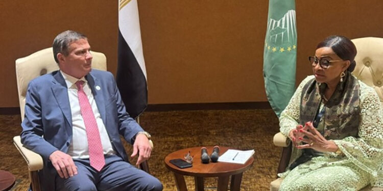 وزير الزراعة يلتقي مفوض الزراعة والتنمية الريفية بالاتحاد الافريقي في ختام “قمة أوغندا”