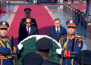 الرئيس السيسى يضع إكليلا من الزهور على النصب التذكارى لشهداء الشرطة