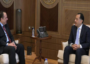 رئيس الوزراء يلتقي سفير الكويت بالقاهرة ويبحثان دعم وتعزيز العلاقات المصرية الكويتية