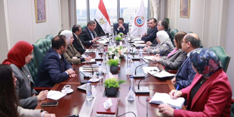 وزير الصحة والسكان يناقش الاستراتيجية الوطنية لنفاذ المستحضرات الطبية للأسواق العالمية