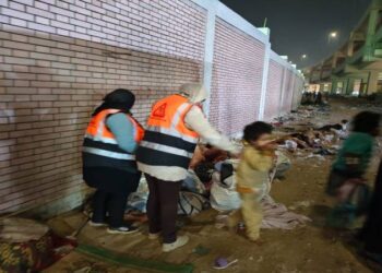 التضامن الاجتماعي: فريق التدخل السريع ينقذ سيدة بلا مأوي وطفليها حديثي الولادة بالجيزة