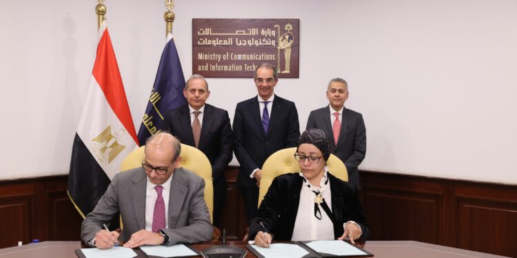 وزير الاتصالات والرئيس التنفيذى لبنك مصر يشهدان توقيع بروتوكول بين معهد تكنولوجيا المعلومات وبنك مصر