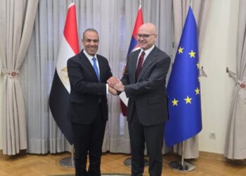 خلال زيارته إلى بلجراد، وزير الخارجية والهجرة يلتقي برئيس وزراء صربيـا