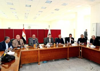 وزير الإسكان يتابع الموقف التنفيذي لمشروعات مدينة العاشر من رمضان