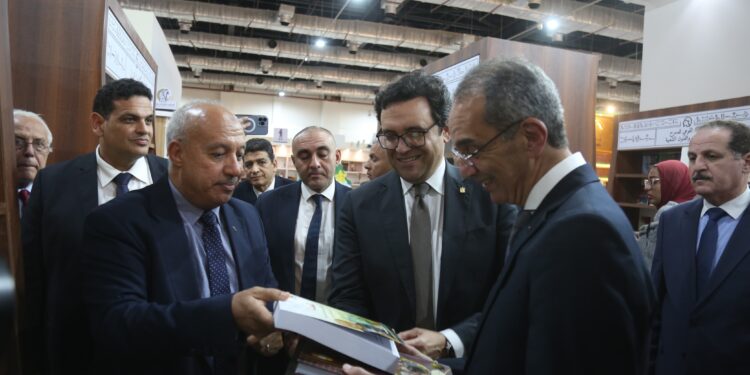 وزيرا الاتصالات والثقافة يطلقان تطبيق “كتاب” ومكتبة رقمية شاملة