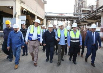 وزير قطاع يتفقد مصانع “الدلتا للأسمدة” بطلخا ويبحث خطة إصلاح عاجلة لإعادة إحياء وتشغيل الشركة