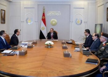 الرئيس السيسي يجتمع مع رئيس الوزراء ووزيرا الاسكان والاستثمار