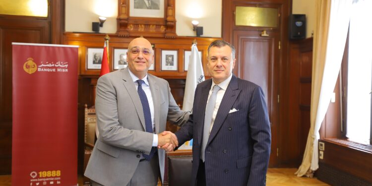 بنك مصر يوقع عقد مع جهاز تنمية المشروعات المتوسطة والصغيرة ومتناهية الصغر بقيمة 300 مليون جنيه