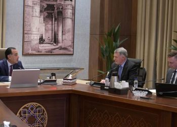 رئيس الوزراء يلتقي مسئولي شركة “شيفرون” العالمية لبحث تعزيز سُبل التعاون المشترك