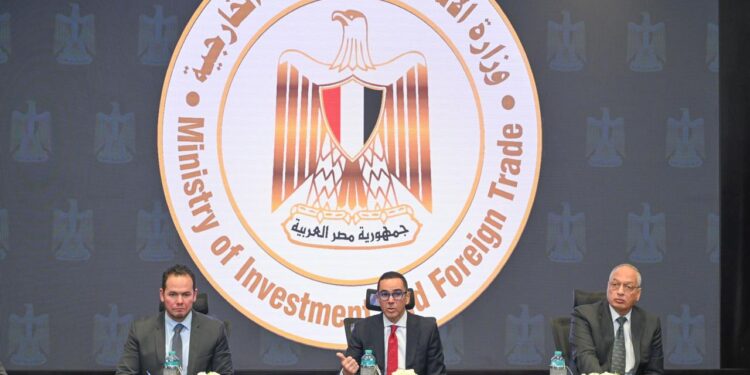 وزير الاستثمار يعقد لقاءا مع رؤساء وأعضاء المجالس التصديرية لمناقشة محاور البرنامج الجديد
