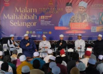 وزير الأوقاف يلتقي كبير وزراء ولاية سيلانجور ويزور مسجد السلطان صلاح الدين عبد العزيز شاه