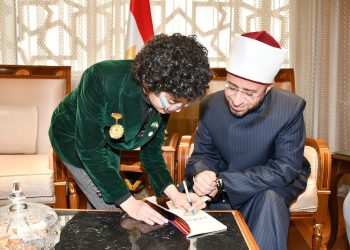 وزير الأوقاف يكرم المبدع الصغير أدهم عبد النبي