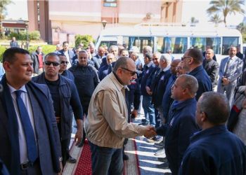 وزير قطاع الأعمال يبدأ زيارة ل”مصر للألومنيوم” بنجع حمادي