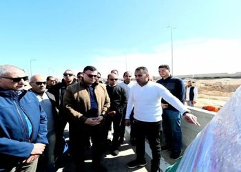 وزير الإسكان يتفقد مشروعات الطرق والوحدات وأعمال البحيرات بـ “مارينا بالساحل الشمالي”
