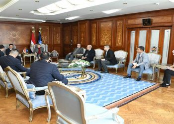 الفريق أسامة ربيع يبحث سبل التعاون المشترك مع رئيس شركة فامسون الصينية