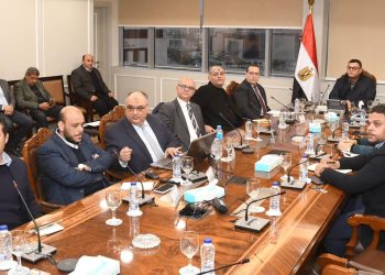 وزير الإسكان يستعرض المخطط الاستراتيجي لمدينة السويس الجديدة