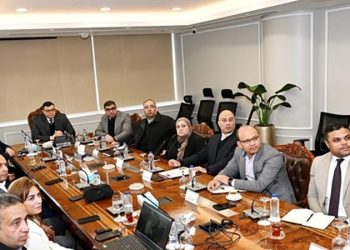 وزير الإسكان يستعرض عددا من الفرص الاستثمارية والخطة الترويجية لأحد المشروعات بالعاصمة