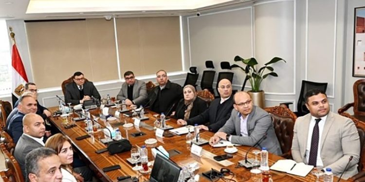وزير الإسكان يستعرض عددا من الفرص الاستثمارية والخطة الترويجية لأحد المشروعات بالعاصمة