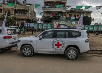 سيارات الصليب الأحمر تصل مكان تسلم المحتجزين الإسرائيليين فى غزة