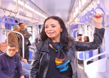 وزيرة التضامن تستقل القطار الكهربائي لمقر الوزارة في العاصمة الإدارية