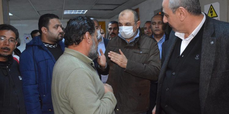 وزير قطاع الأعمال يتفقد موقع حادث الخزان بشركة غزل المحلة ويزور المصابين الأربعة للاطمئنان على حالتهم