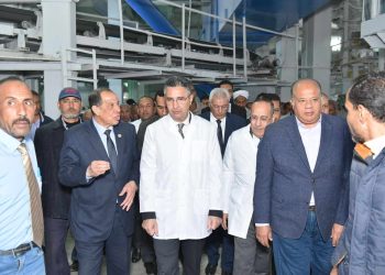 وزير التموين يتفقد مصنع سكر قوص ومصنع الورق لمتابعة عمليات التوريد والإنتاج بقنا