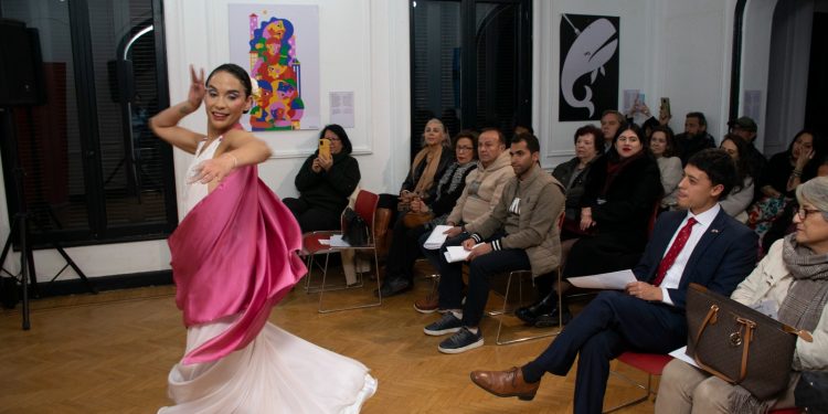 عرض “نوستالجيا” بمعهد ثربانتس بالقاهرة يحتفي بإرث جابرييلا ميسترال