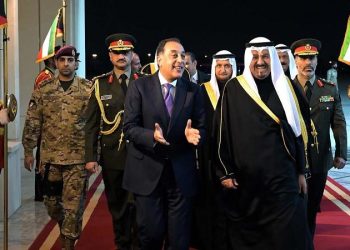 رئيس الوزراء يصل دولة الكويت الشقيقة في زيارة رسمية لتعزيز مجالات التعاون المشترك