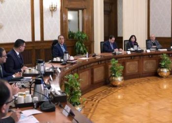 رئيس الوزراء يستعرض موقف أعمال التنمية بالساحل الشمالي الغربي مع عدد من المستثمرين السياحيين