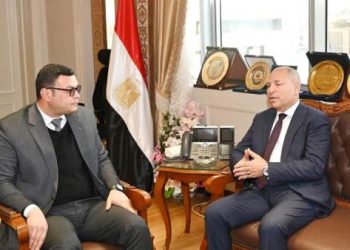 وزير الإسكان يستعرض مع محافظ القاهرة الموقف التنفيذي لعدد من المشروعات