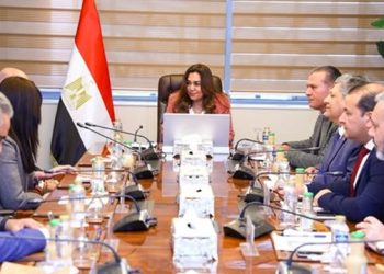 وزيرة التنمية المحلية تبحث مع رئيس شركة أسمنت أسيوط ” سيمكس ” مجالات التعاون المشترك بالمحافظات