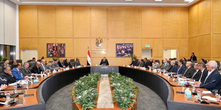 وزير الإسكان يتابع موقف مشروعات مياه الشرب والصرف الصحي بـ “حياة كريمة”