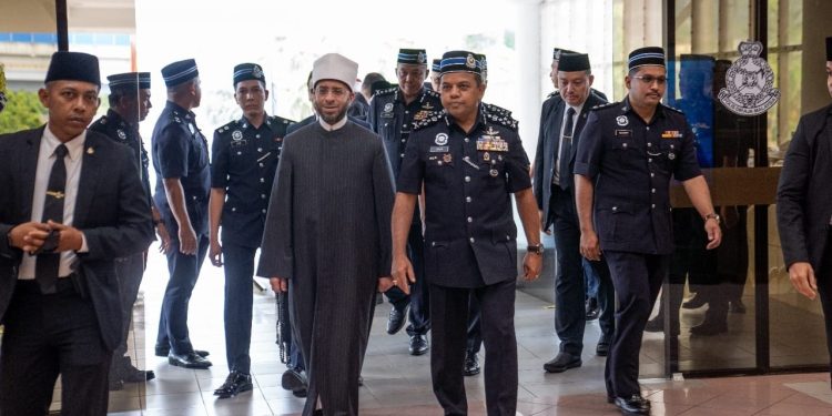 وزير الأوقاف يلتقي قيادات الشرطة الماليزية ويلقي محاضرة بأكاديمية الشرطة الملكية