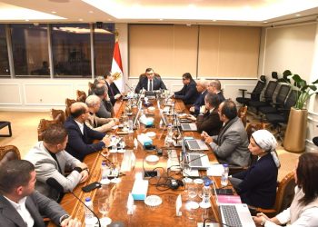 وزير الإسكان يجتمع مع مسئولي شركة “سيتي إيدج” لاستعراض خططها التسويقية