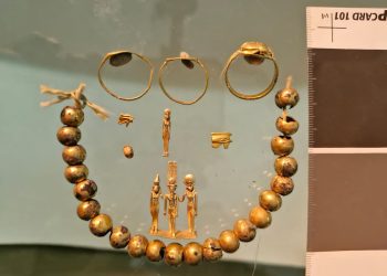 الكشف من الخواتم التمائم والحلي والأحجار الكريمة من عصر الأسرة 26