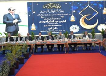 وزير الصناعة والنقل يتناول وجبة الإفطار مع العاملين بالشركة القابضة للنقل البحري والبري