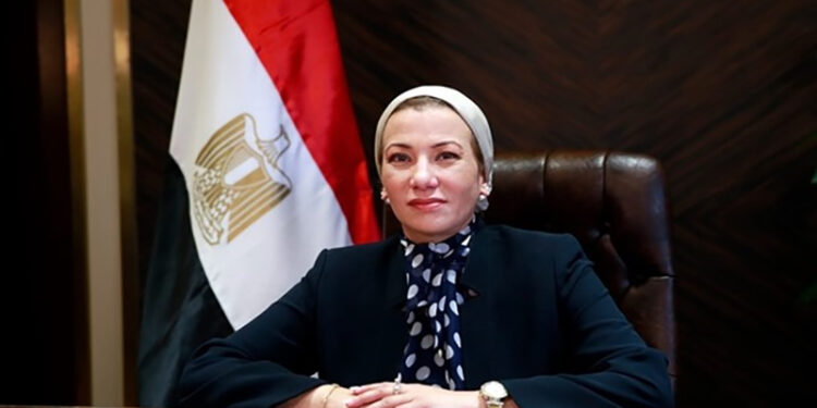 وزيرة البيئة تستعرض تقريرًا حول جهود الوزارة فى دعم وتمكين المرأة داخل الوزارة وخارجها