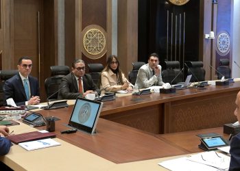 رئيس الوزراء يستعرض مع وزيري الكهرباء والاستثمار عددا من ملفات العمل المشترك