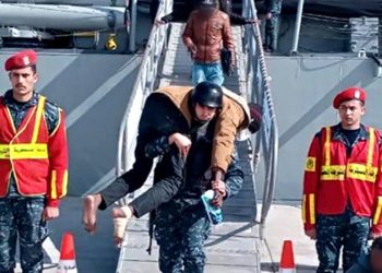 القوات البحرية تشارك فى إنقاذ مركب هجرة غير شرعية بعد تعرضه للغرق