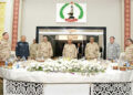 وزير الدفاع والإنتاج الحربى يشارك مقاتلى الجيش الثانى الميدانى تناول وجبة الإفطار