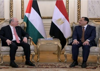 رئيس الوزراء يلتقى نظيره الفلسطيني لاستعراض ملامح خطة التعافي المبكر وإعادة إعمار غزة