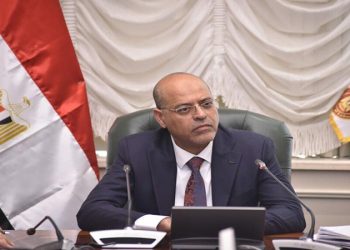 وزير العمل يعلن عن توفير 38 فرصة عمل برواتب مجزية